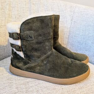 Koolaburra By UGG Dark Green Suede Double Buckle Boots Shearling Interior | SZ 7
